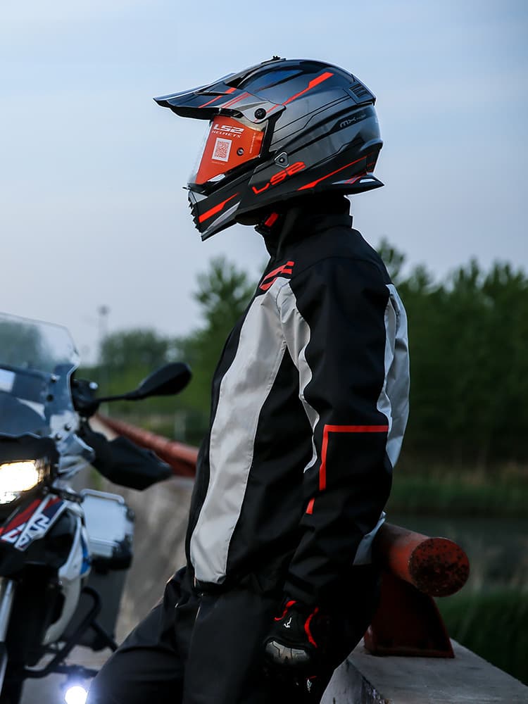 バイクウェア 高防水レインウェア 透湿仕様 反射材搭載 ツーリング対応